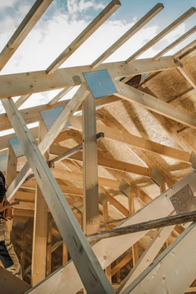 Qui contacter pour effectuer un démoussage de toiture ? , Déno Com